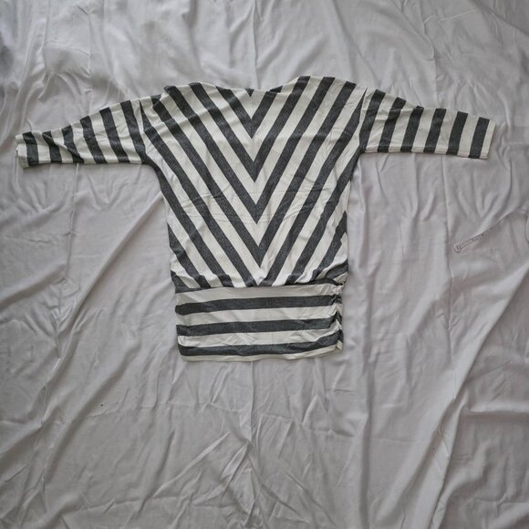 White House Black Market gray/metallic and white chevron 3/4 sleeve top - Picture 4 of 4